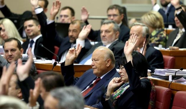 Zagreb – Glasovanjem o dosad raspravljenim tockama nastavljena je 14. sjednica Hrvatskog sabora. Slavko Linic, Marina Lovric Merzel. Photo: Patrik Macek/PIXSELL Autor  Patrik Macek/PIXSELL Ključne riječi  Hrvatski sabor, Croatian parliament, Marina Lovric