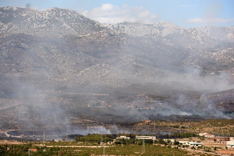 Jaka bura otežava gašenje požara kod Obrovca