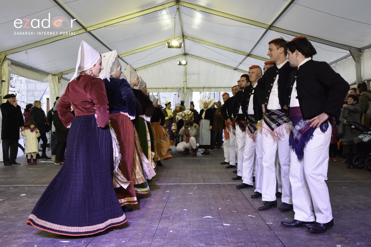 Paški zimski karneval 2018: Karnevalska povorka prošla ulicama grada do Pijace