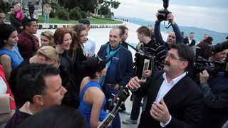 04.04.2014., Zadar – Australac Jason Grdovich zaprosio je svoju djevojku na Morskim Orguljama nakon devet godina veze, a cinu su svjedocili popularni pjevac Mladen Grdovic, gradonacelnik Bozidar Kalmeta, predsjednik zadarske TZ Zvonko Supe te mnogi medi