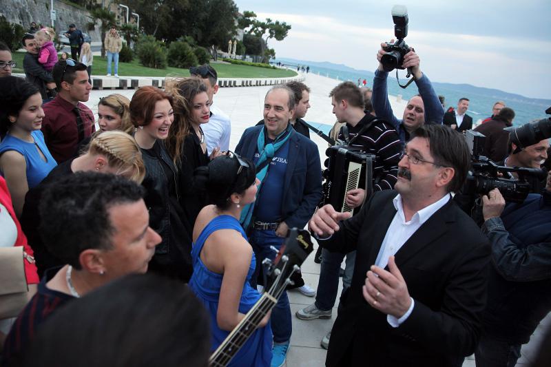04.04.2014., Zadar – Australac Jason Grdovich zaprosio je svoju djevojku na Morskim Orguljama nakon devet godina veze, a cinu su svjedocili popularni pjevac Mladen Grdovic, gradonacelnik Bozidar Kalmeta, predsjednik zadarske TZ Zvonko Supe te mnogi medi