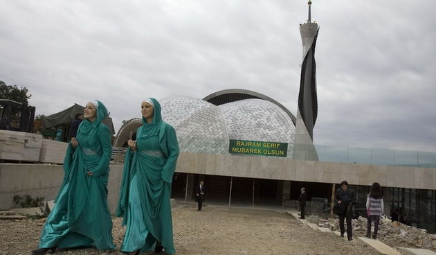 Rijeka, 061111.
Danas ujutro je Predsjednik RH Ivo Josipovic posjetio Islamski centar u Rijeci. Povod posjetu je muslimanski blagdan Kurban Bajram. Mnostvo muslimanskih vjernika docekalo je predsjednika Josipovica koji im je cestitao njihov blagdan na kra