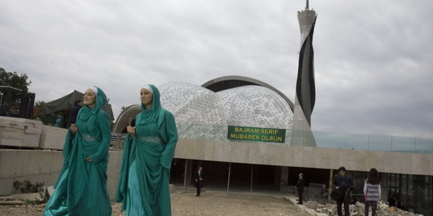 Rijeka, 061111.
Danas ujutro je Predsjednik RH Ivo Josipovic posjetio Islamski centar u Rijeci. Povod posjetu je muslimanski blagdan Kurban Bajram. Mnostvo muslimanskih vjernika docekalo je predsjednika Josipovica koji im je cestitao njihov blagdan na kra Rijeka, 061111.
Danas ujutro je Predsjednik RH Ivo Josipovic posjetio Islamski centar u Rijeci. Povod posjetu je muslimanski blagdan Kurban Bajram. Mnostvo muslimanskih vjernika docekalo je predsjednika Josipovica koji im je cestitao njihov blagdan na kra