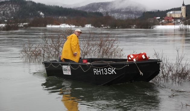 Gospic, Kosinj – Poplave u Gospicu i okolici. U Kosinju stanje u iscekivanju najgoreg. Interventna ekipa hitne pomoci iz Gospica donijeli i pripremili nekoliko camaca za spasavanje. Photo: Zeljko Mrsic/PIXSELL