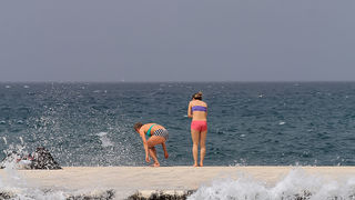 Kupači na zadarskoj rivi 19. svibnja 2013.  Foto: Roberto Lerga