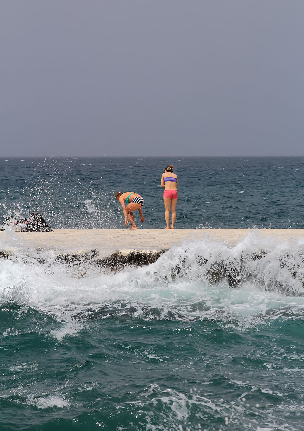 Kupači na zadarskoj rivi 19. svibnja 2013.  Foto: Roberto Lerga