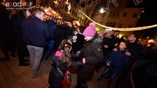 Tisuće Zadrana uživalo na krcatom Narodnom trgu i Tgu Petra Zoranića uz Tomislava Bralića i klapu Intrade Tisuće Zadrana uživalo na krcatom Narodnom trgu i Tgu Petra Zoranića uz Tomislava Bralića i klapu Intrade