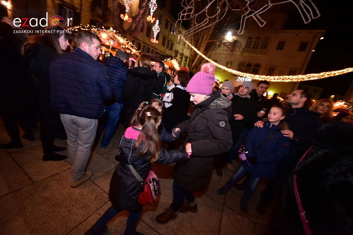 Tisuće Zadrana uživalo na krcatom Narodnom trgu i Tgu Petra Zoranića uz Tomislava Bralića i klapu Intrade Tisuće Zadrana uživalo na krcatom Narodnom trgu i Tgu Petra Zoranića uz Tomislava Bralića i klapu Intrade