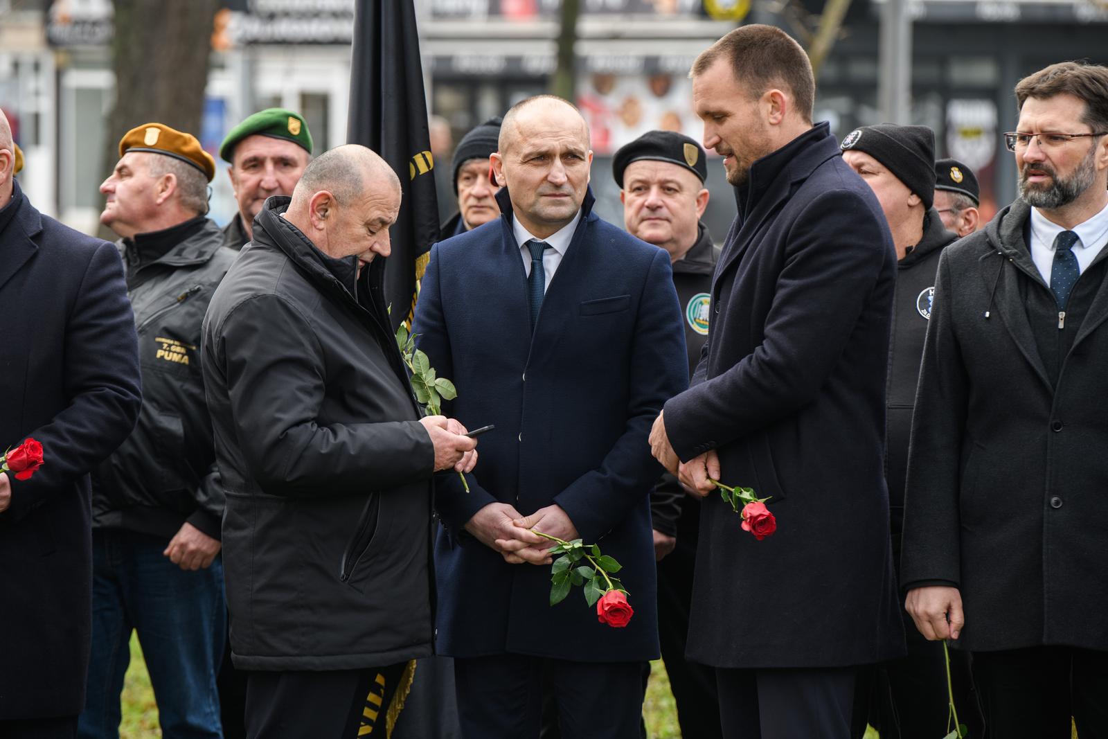 Zadar: Odavanje počasti kod spomenika hrvatskim braniteljima povodom obljetnice VRO Maslenica Zadar: Odavanje počasti kod spomenika hrvatskim braniteljima povodom obljetnice VRO Maslenica