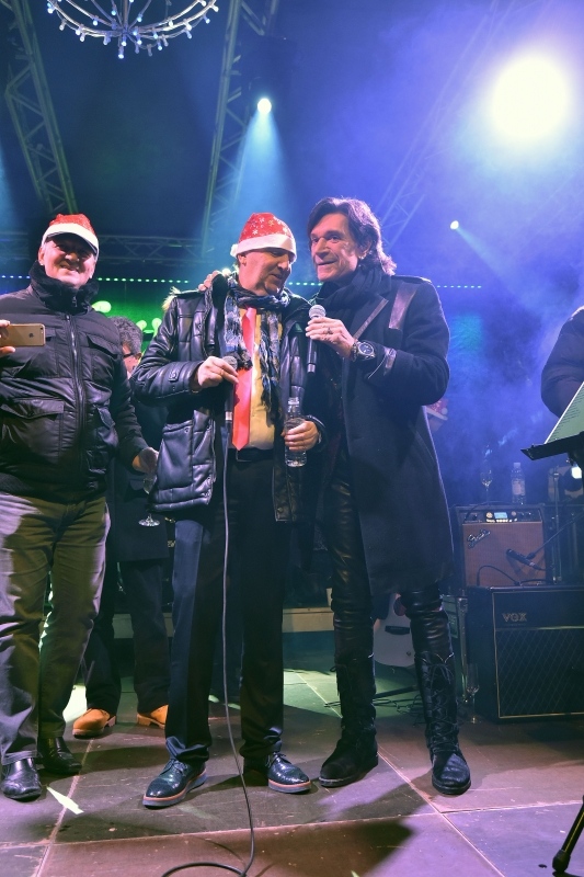 Mladen Grdović pjesmom uveo Poreč u Novu 2017.