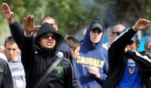 Huligani nacistički pozdrav