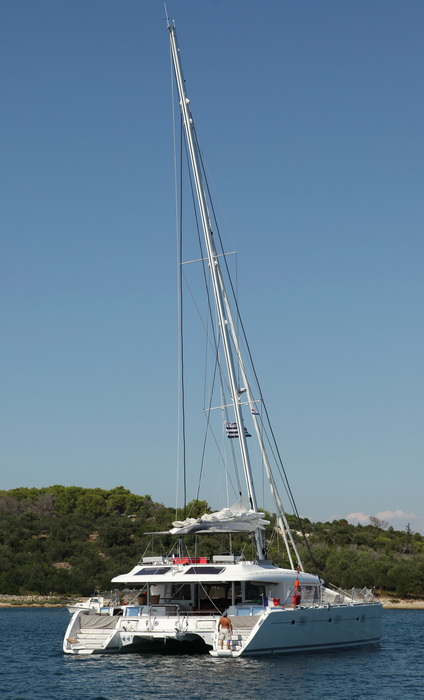 Zadar, 110810.
Katamaran marke Lagoon 620 popodne je jarbolom zapeo za dalekovod u prolazu mali Zdrelac izmedju otoka Ugljan i Pasman. Zatim se jarbolom naslonio na most koji je visine 16,5 metara. Zice dalekovoda su pukle i pale u more a brod je znatno o Zadar, 110810.
Katamaran marke Lagoon 620 popodne je jarbolom zapeo za dalekovod u prolazu mali Zdrelac izmedju otoka Ugljan i Pasman. Zatim se jarbolom naslonio na most koji je visine 16,5 metara. Zice dalekovoda su pukle i pale u more a brod je znatno o