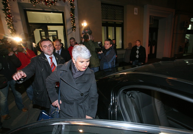 Zagreb, 040110.
Nakon jucerasnjeg istupa Ive Sanadera u javnosti i najavi povratka u politiku zbog nezadovoljstva vodjenjem HDZ-a, Jadranka Kosor odrzala je danas sastanak sa predsjednistvom HDZ-a, na kojem je sa vecinom glasova za odluceno da se Sanadera