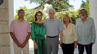 Brijuni, 200811.
U Bijeloj vili na Brijunima predsjednik Josipovic primio je Angelinu Jolie na radni dorucak na kojem je bila prisutna i Djurdja Adlesic, kao i predstavnici Hrvatskog centra za razminiranje. Plan je da se poznata glumica, koja je ujedno i