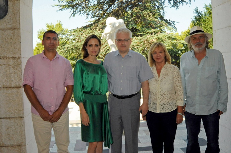 Brijuni, 200811.
U Bijeloj vili na Brijunima predsjednik Josipovic primio je Angelinu Jolie na radni dorucak na kojem je bila prisutna i Djurdja Adlesic, kao i predstavnici Hrvatskog centra za razminiranje. Plan je da se poznata glumica, koja je ujedno i