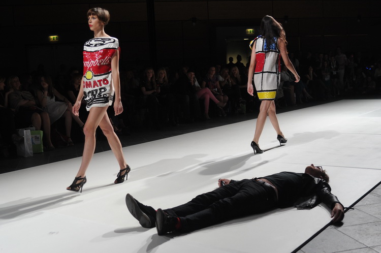 Zagreb,  2005 11.
15. tjedan mode poceo je u Hypo centru . Na Dreft Fashion Weeku, za sezonu jesen/zima 2011/2012. koji se odrzava od 19. do 21. svibnja u Hypo centru biti ce prezentirani podjednako hrvatski i inozemni dizajneri. 
Na slici: The Rodnik Ban