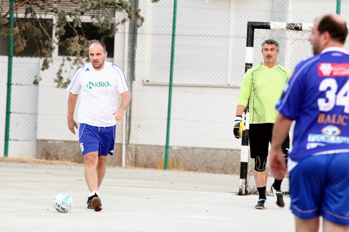 Na Stanovima se uz boćarski turnir održao i revijalni nogometni turnir. Osim prijavljenih ekipa, snage su ponovno odmjeravali liječnici Opće bolnice Zadar i predstavnici poglavarstva Grada Zadra. Na Stanovima se uz boćarski turnir održao i revijalni nogometni turnir. Osim prijavljenih ekipa, snage su ponovno odmjeravali liječnici Opće bolnice Zadar i predstavnici poglavarstva Grada Zadra.