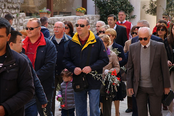 Cvjetnica 20. ožujka 2016: Nakon blagoslova maslinovih grančica, nadbisku Želimir Puljić predvodio je procesiju do katedrale sv. Stošije gdje je služio misno slavlje na kojem se pjevala Muka našeg Gospodina Cvjetnica 20. ožujka 2016: Nakon blagoslova maslinovih grančica, nadbisku Želimir Puljić predvodio je procesiju do katedrale sv. Stošije gdje je služio misno slavlje na kojem se pjevala Muka našeg Gospodina