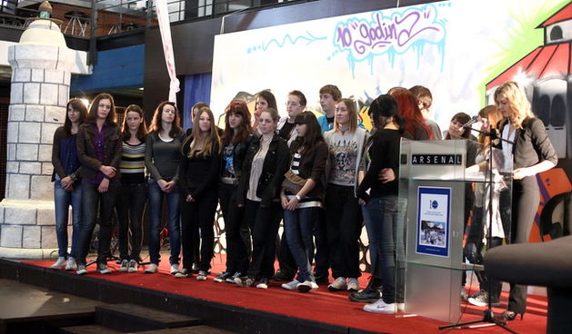 Zadar, 060510. U klubu Arsenal obiljezena je 10.godisnjica rada obrazovnog portala srednjih skola Zadarske zupanije “RivaOn”. Na fotografiji : predstavljane ucenika koji su sudjelovali u 4.natjecaju za najbolju fotografiju. Foto: Vladimir Ivanov / CROPIX