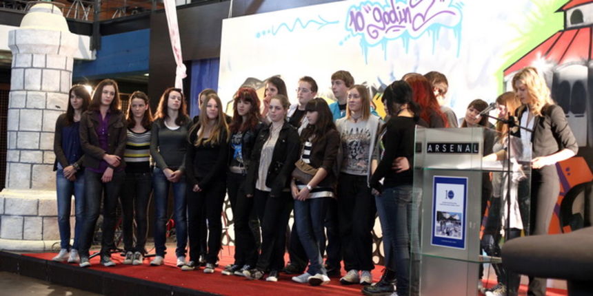 Zadar, 060510. U klubu Arsenal obiljezena je 10.godisnjica rada obrazovnog portala srednjih skola Zadarske zupanije “RivaOn”. Na fotografiji : predstavljane ucenika koji su sudjelovali u 4.natjecaju za najbolju fotografiju. Foto: Vladimir Ivanov / CROPIX Zadar, 060510. U klubu Arsenal obiljezena je 10.godisnjica rada obrazovnog portala srednjih skola Zadarske zupanije “RivaOn”. Na fotografiji : predstavljane ucenika koji su sudjelovali u 4.natjecaju za najbolju fotografiju. Foto: Vladimir Ivanov / CROPIX