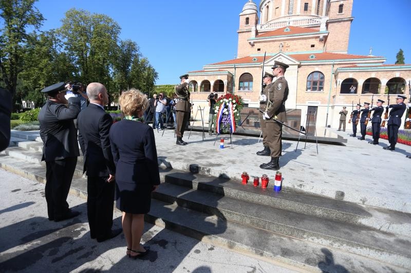 Mirogoj, Predrag Matic, polaganje vijenaca, Gordana Sobol, Drago Lovric, Dan domovinske zahvalnosti Mirogoj, Predrag Matic, polaganje vijenaca, Gordana Sobol, Drago Lovric, Dan domovinske zahvalnosti