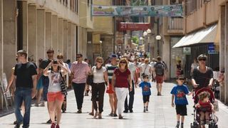 Velik broj turista jutro je proveo u gradu, a dio njih odlucio je plazu zamijeniti rivom. Photo: Dino Stanin/PIXSELL Autor  Dino Stanin/PIXSELL Ključne riječi  gosti, sunce, more, turisti, turizam, kupanje, suncanje, riva