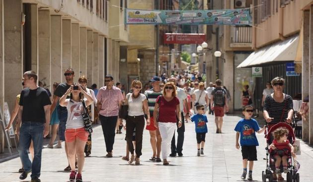 Velik broj turista jutro je proveo u gradu, a dio njih odlucio je plazu zamijeniti rivom. Photo: Dino Stanin/PIXSELL Autor  Dino Stanin/PIXSELL Ključne riječi  gosti, sunce, more, turisti, turizam, kupanje, suncanje, riva