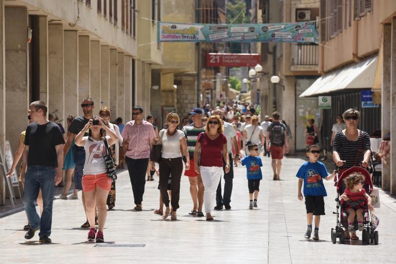 Velik broj turista jutro je proveo u gradu, a dio njih odlucio je plazu zamijeniti rivom. Photo: Dino Stanin/PIXSELL Autor  Dino Stanin/PIXSELL Ključne riječi  gosti, sunce, more, turisti, turizam, kupanje, suncanje, riva
