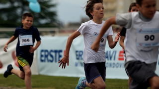 Zadar, 210513.
Erste Plava Liga danas se odrzava na stadionu Visnjik. Rijec je o jedinstvenom djecjem atletskom natjecanju upecatljivog slogana Brze, Vise, Jace, koje se odrzava pod visokim pokroviteljstvom Ministarstva znanosti obrazovanja i sporta. Orga Zadar, 210513.
Erste Plava Liga danas se odrzava na stadionu Visnjik. Rijec je o jedinstvenom djecjem atletskom natjecanju upecatljivog slogana Brze, Vise, Jace, koje se odrzava pod visokim pokroviteljstvom Ministarstva znanosti obrazovanja i sporta. Orga