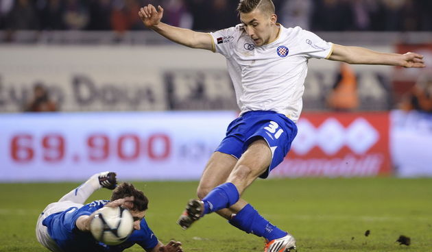 Split, 270213.
Stadion Poljud.
Nogomet , MAXtv 1. HNL, 21. kolo, derbi HNK Hajduk – GNK Dinamo. 
Na fotografiji: Sime Vrsaljko rukom je obranio udarac Tina Svena Susica u kaznenom prostoru a sudac Bebek propustio je dosuditi kazneni udarac.
Foto: Tom Dubr