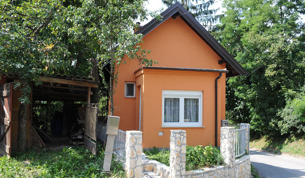 210810. Susedgrad, Piskorov breg 2, kuca Josipa Varovica kojeg su vezali, tesko pretukli i opljackali. Na slici: kuca Josipa Varovica. Foto: Damir Krajac / CROPIX