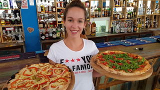 Vrhunska ponuda pizza i hamburgera u Famous Beach Bar & Grillu. Predstavljamo pizze Bianca i Rukola & Mozarella te Famous i Western hamburgeri