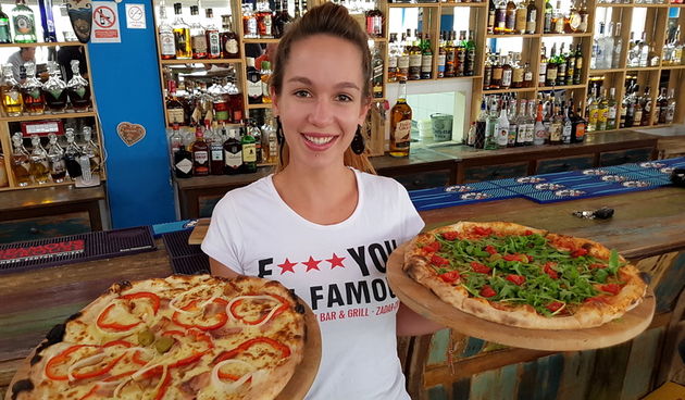 Vrhunska ponuda pizza i hamburgera u Famous Beach Bar & Grillu. Predstavljamo pizze Bianca i Rukola & Mozarella te Famous i Western hamburgeri