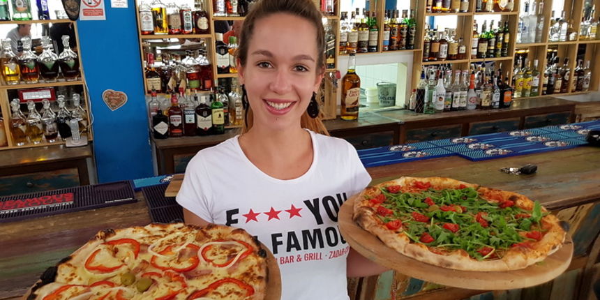 Vrhunska ponuda pizza i hamburgera u Famous Beach Bar & Grillu. Predstavljamo pizze Bianca i Rukola & Mozarella te Famous i Western hamburgeri Vrhunska ponuda pizza i hamburgera u Famous Beach Bar & Grillu. Predstavljamo pizze Bianca i Rukola & Mozarella te Famous i Western hamburgeri