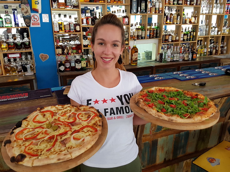 Vrhunska ponuda pizza i hamburgera u Famous Beach Bar & Grillu. Predstavljamo pizze Bianca i Rukola & Mozarella te Famous i Western hamburgeri