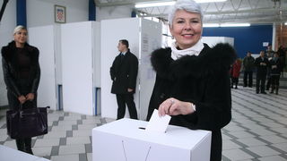 Zagreb, 100110.
Drugi krug predsjednickih izbora 2010. u kojem gradjani biraju izmedju Ive Josipovica i Milana Bandica.
Na slici: predsjednica Vlade RH Jadranka Kosor glasuje u OS A.G. Matos na Ravnicama.
Foto: Sandra Simunovic / CROPIX