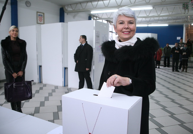 Zagreb, 100110.
Drugi krug predsjednickih izbora 2010. u kojem gradjani biraju izmedju Ive Josipovica i Milana Bandica.
Na slici: predsjednica Vlade RH Jadranka Kosor glasuje u OS A.G. Matos na Ravnicama.
Foto: Sandra Simunovic / CROPIX