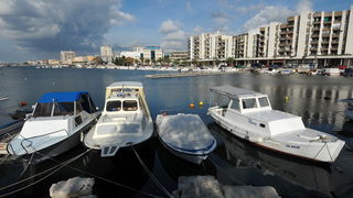 Zadar, 271112
Kako uskoro pocinju radovi oko uredjenja pocetka uvale Jazine, nedaleko lokacije izvodjenja radova je postavljen pontonski mol na koji ce se preseliti brodice s dijela uvale koji se uredjuje.
Foto: Luka Gerlanc / CROPIX
