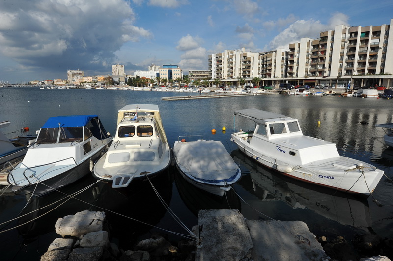 Zadar, 271112
Kako uskoro pocinju radovi oko uredjenja pocetka uvale Jazine, nedaleko lokacije izvodjenja radova je postavljen pontonski mol na koji ce se preseliti brodice s dijela uvale koji se uredjuje.
Foto: Luka Gerlanc / CROPIX