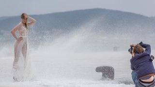Tijekom snimanja reklamne kampanje valovi doslovno “okupali” manekenku na zadarskoj rivi