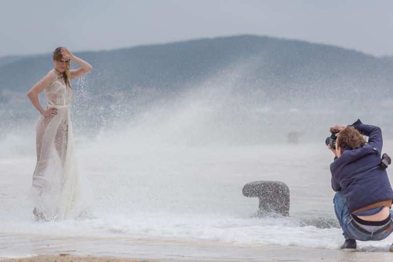 Tijekom snimanja reklamne kampanje valovi doslovno “okupali” manekenku na zadarskoj rivi