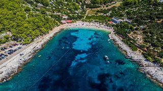 Spektakularan pogled iz zraka na uvalu i otočić Pokonji Dol kod Hvara