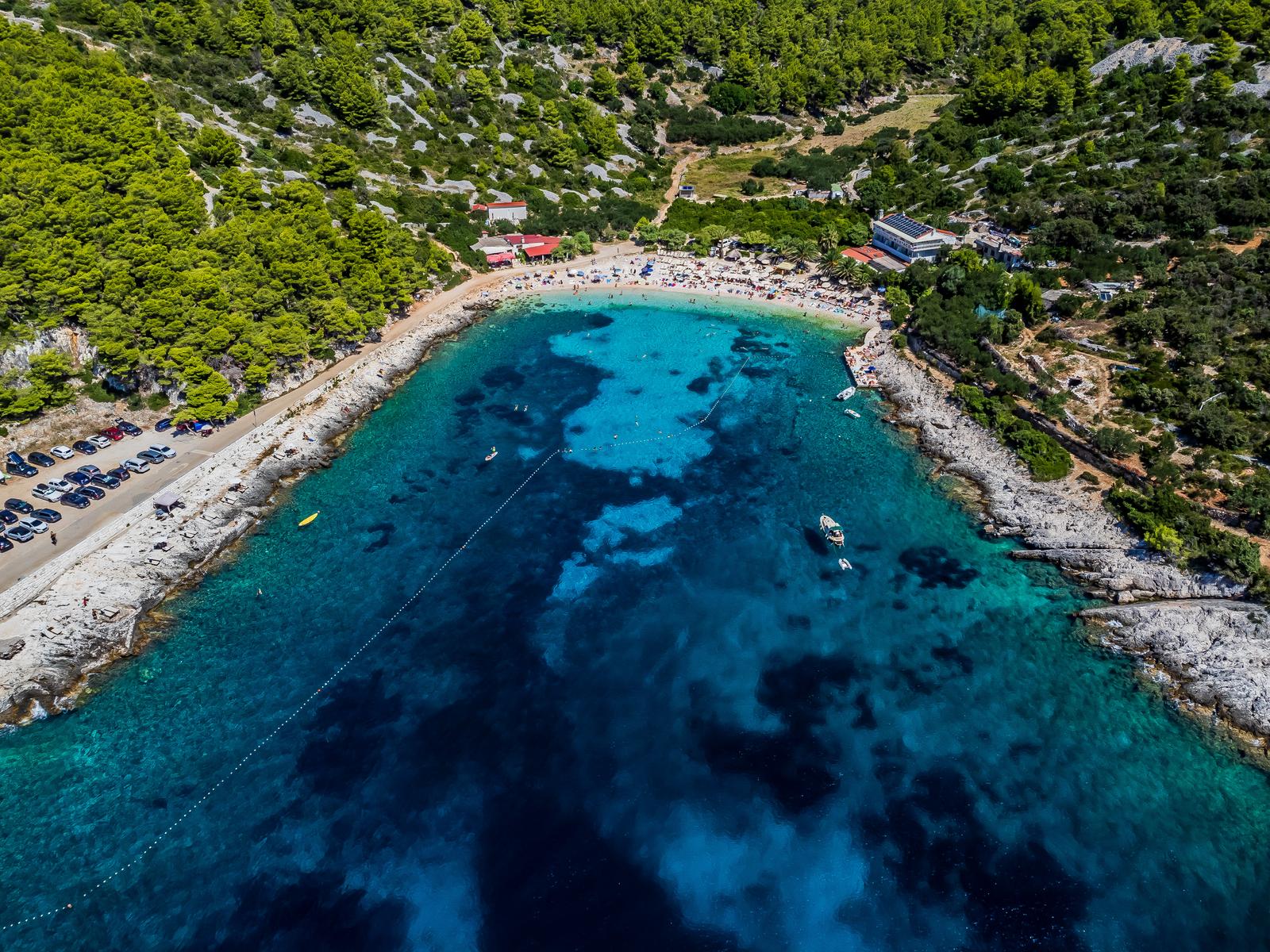 Spektakularan pogled iz zraka na uvalu i otočić Pokonji Dol kod Hvara