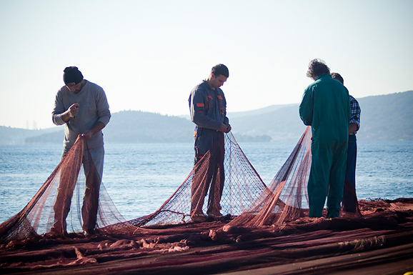 Ribar krpa mrižu svoju (foto:Saša Čuka) Ribar krpa mrižu svoju (foto:Saša Čuka)