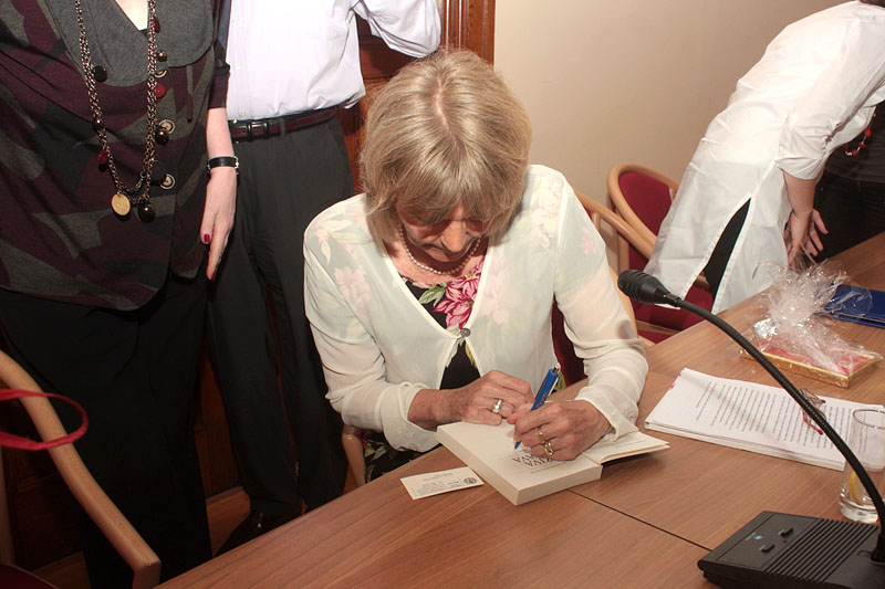 Julianne Eden Bušić predstavila novu knjigu “Živa glava”, Foto: Lucija Juravić Julianne Eden Bušić predstavila novu knjigu “Živa glava”, Foto: Lucija Juravić