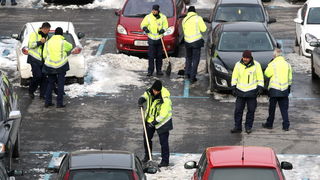 Zadar, 070212.
Iako je proslo tri dana od kako je stao padati, snijeg se zbog niskih temperatura zadrzao se na ulicama te je veliki broj ulica zaledjen sto gradjanima stvara probleme. Gradske sluzbe poduzimaju sve da ih ociste. U Zadru je trenutna tempera Zadar, 070212.
Iako je proslo tri dana od kako je stao padati, snijeg se zbog niskih temperatura zadrzao se na ulicama te je veliki broj ulica zaledjen sto gradjanima stvara probleme. Gradske sluzbe poduzimaju sve da ih ociste. U Zadru je trenutna tempera