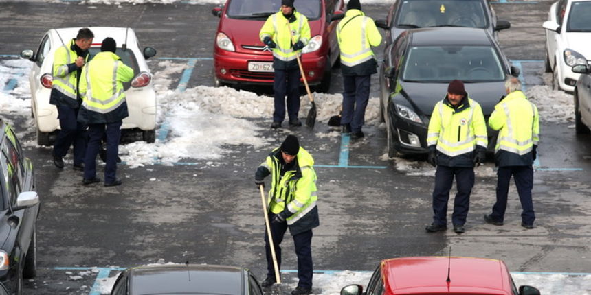 Zadar, 070212.
Iako je proslo tri dana od kako je stao padati, snijeg se zbog niskih temperatura zadrzao se na ulicama te je veliki broj ulica zaledjen sto gradjanima stvara probleme. Gradske sluzbe poduzimaju sve da ih ociste. U Zadru je trenutna tempera Zadar, 070212.
Iako je proslo tri dana od kako je stao padati, snijeg se zbog niskih temperatura zadrzao se na ulicama te je veliki broj ulica zaledjen sto gradjanima stvara probleme. Gradske sluzbe poduzimaju sve da ih ociste. U Zadru je trenutna tempera
