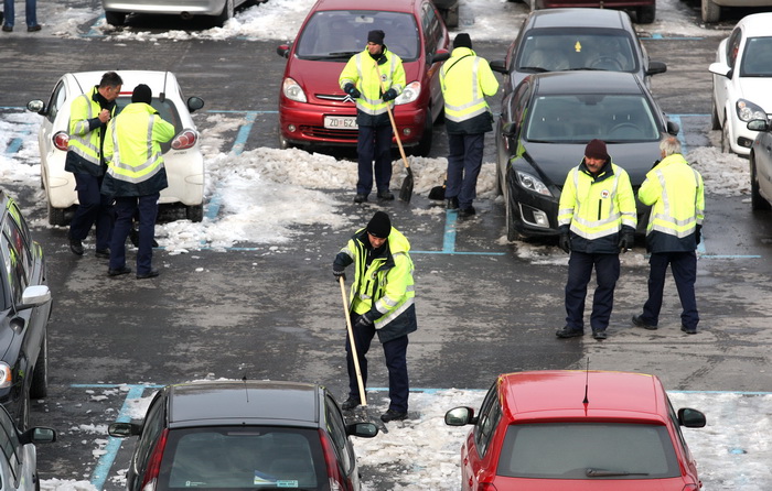 Zadar, 070212.
Iako je proslo tri dana od kako je stao padati, snijeg se zbog niskih temperatura zadrzao se na ulicama te je veliki broj ulica zaledjen sto gradjanima stvara probleme. Gradske sluzbe poduzimaju sve da ih ociste. U Zadru je trenutna tempera Zadar, 070212.
Iako je proslo tri dana od kako je stao padati, snijeg se zbog niskih temperatura zadrzao se na ulicama te je veliki broj ulica zaledjen sto gradjanima stvara probleme. Gradske sluzbe poduzimaju sve da ih ociste. U Zadru je trenutna tempera