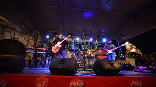 Advent u Zadru: Neno Belan i Fiumensi raspjevali i rasplesali i staro i mlado na Trgu Petra Zoranića Advent u Zadru: Neno Belan i Fiumensi raspjevali i rasplesali i staro i mlado na Trgu Petra Zoranića