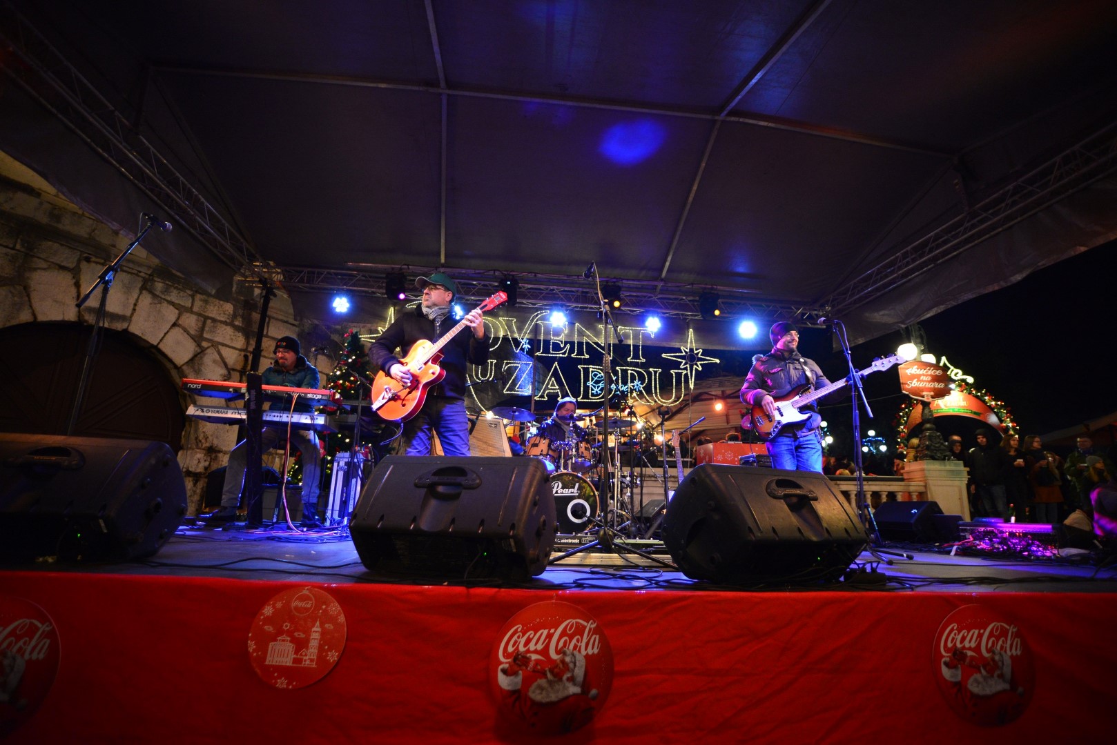 Advent u Zadru: Neno Belan i Fiumensi raspjevali i rasplesali i staro i mlado na Trgu Petra Zoranića Advent u Zadru: Neno Belan i Fiumensi raspjevali i rasplesali i staro i mlado na Trgu Petra Zoranića